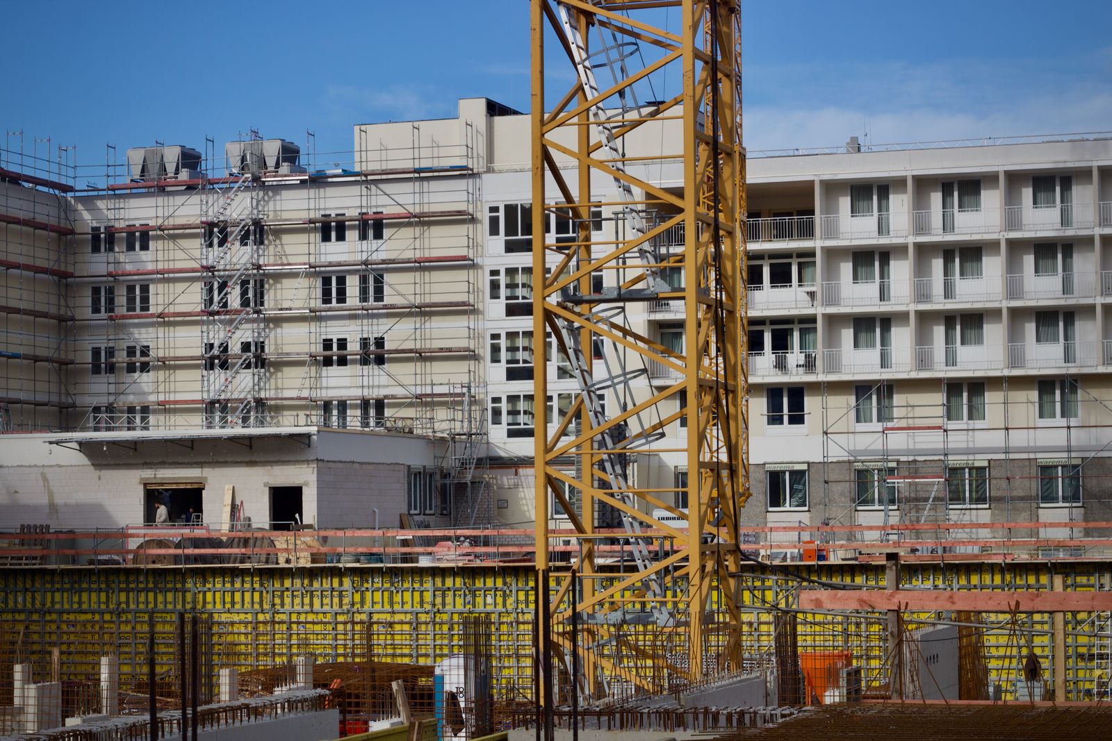 Chantier urbain avec grue et bâtiment en gros œuvre