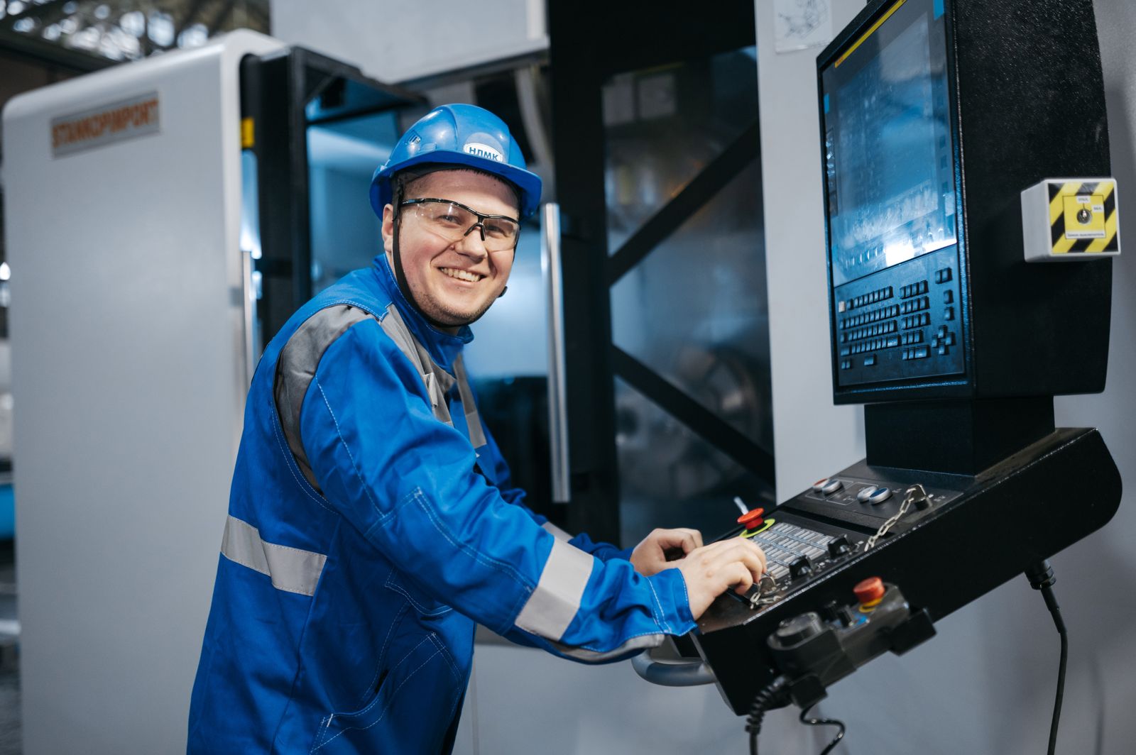 Opérateur CNC au pupitre de commande dans une production moderne